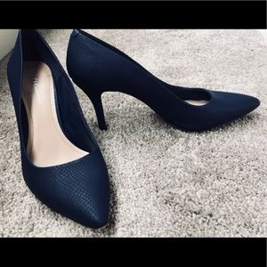 BCBG Navy Blue Snake Skin Pump High Heel 9
